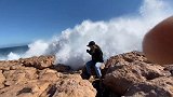 澳大利亚：游客在悬崖边等待海浪合影，结果等来“巨浪”拍在身上