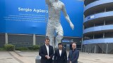 阿圭罗来到伊蒂哈德球场外雕像揭幕现场 与自己雕像合影