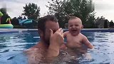 老爸带萌娃在游泳池里玩耍，萌娃的笑声太魔性了