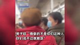 小伙因地铁未让座遭4老人围攻，轮番对其辱骂：你白活，你没父母