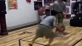 弟弟和姐姐斗牛，接下来才是一顿操作猛如虎，遇到盖帽满地杵