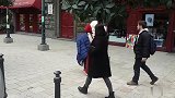 雪人恶作剧，藏在雪人模型内捉弄路人，美女被吓惨了
