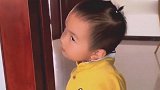 一二感觉自己扎上小辫子挺好看，听到姥姥的嫌弃，小家伙不乐意了