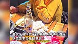 女子进店点酒点肉点饮料，吃到一半硬说没钱买单，网友：霸王餐吃得这么豪横