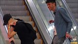 穿丁裤恶作剧，国外搞笑街拍，快点我也要看一看