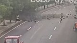 湖南保靖一人行道偏坡塌方路人狂奔躲避 两年轻女子不幸身亡