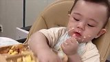 让儿子自己吃饭，结果我的密集恐惧症都快犯了！