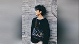 不愧是“撕漫男”，井柏然白裤坐地上，一头“草”都挡不住帅气！