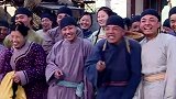 俩无赖混混在酒铺门口打起来