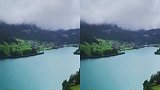 瑞士阿尔卑斯山脚下的青山绿水，远处烟雾蒙蒙，好像神仙住的地方