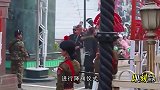 印巴边境降旗突现搞笑一幕：印度士兵意外摔倒，巴方一侧欢呼雀跃