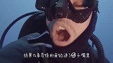 在深海发现不明怪鱼，潜水员用一块肉将其引诱，镜头拍下全过程
