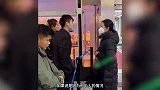男子不满航班延误亮网红身份维权：自称有280万粉丝，垫底辣孩，素不相识