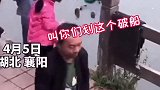 男童落水男子快速伸杆救人，目击者：全程没听见一句谢谢