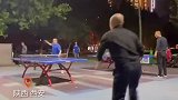大叔硬把乒乓球打成羽毛球
