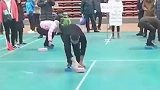 这位爸爸在幼儿园出名了