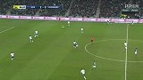 第64分钟斯特拉斯堡球员达科斯塔抢断成功