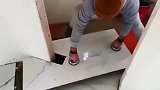 困扰师傅多年的难题，被学徒解决了，包工头看到直接奖励一百元！