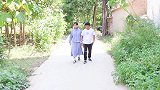 小雪和小苗约会，却碰到多嘴的婶子，这下小苗心里又该不好受了