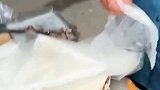 男子买切糕，与摊主斗智斗勇
