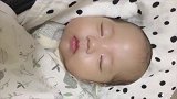 17天大的小宝宝快睡着的模样，翻白眼的一幕太逗了！好萌啊！