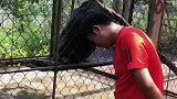 还以为哥俩在说悄悄话呢