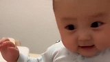 宝宝真有才，下一秒宝宝和妈妈的逗趣反应，超萌超可爱
