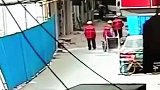 又现高空坠物！深圳一住宅楼窗户从天而降2人倒地