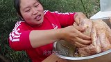 胖妹嘴馋吃烤火鸡，出锅前还要按摩一下，这是什么新吃法