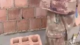 建房工人发出灵魂拷问，空心砖是立着砌还是放倒砌