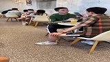 闺蜜大冒险输了，惩罚是给陌生人闻袜子！