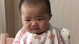 小宝宝开开心心地等着吃辅食，结果吃了一口后，宝宝的表情萌翻！