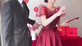 两人相亲仅一周就订婚，新郎搂新娘腰都要小心