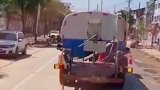 自带卡点的洒水车，这师傅怕是也学过剪辑