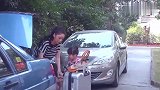 姐姐搬东西回母亲家住,不料在母亲家楼下碰见妹妹,结局笑喷了