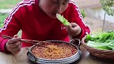胖妹这道菜吃怕了，挑战4包特辣火鸡面，辣妹子都没敢这么吃！