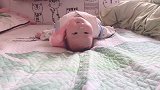 宝贝另类的爬行方式，都不知道是从哪学来的，妈妈：你开心就好