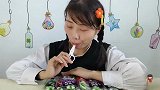 妹子拆箱吃“花样剪刀糖”甜而不腻