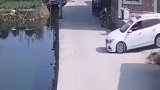 一家四口开车冲进池塘