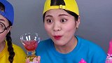 姐妹俩一起分享好吃的糖果