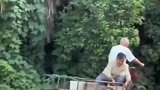 爷爷蹬车上坡吃力，老伴偷偷用拐杖撑地助力