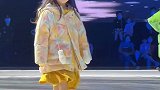 小女孩走秀时眼睛一直看着妈妈，脚下的步伐一点也不含糊