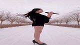 小姐姐大冷天穿成这样唱歌，真佩服