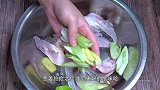 清蒸鲈鱼切记不要加盐和料酒，饭店大厨教我一招，鱼肉嫩滑无腥味