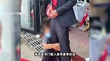 江苏一新郎遭陌生大妈抱腿要红包，拍摄者：就要50元，不给不起来