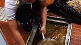 这是在干嘛，别捞地沟油就行