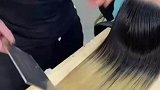 这家店很特别，店长用菜刀理发，但客户似乎不满意！