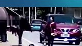 人行道不是摆设，跟着别人走一时，自身安全“走”一世！
