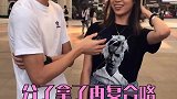 街头采访100w和男朋友你选哪个，小姐姐选择这个太可爱了