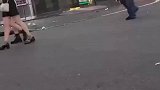 这个街头痴汉也太大胆了吧，好在警察及时出现